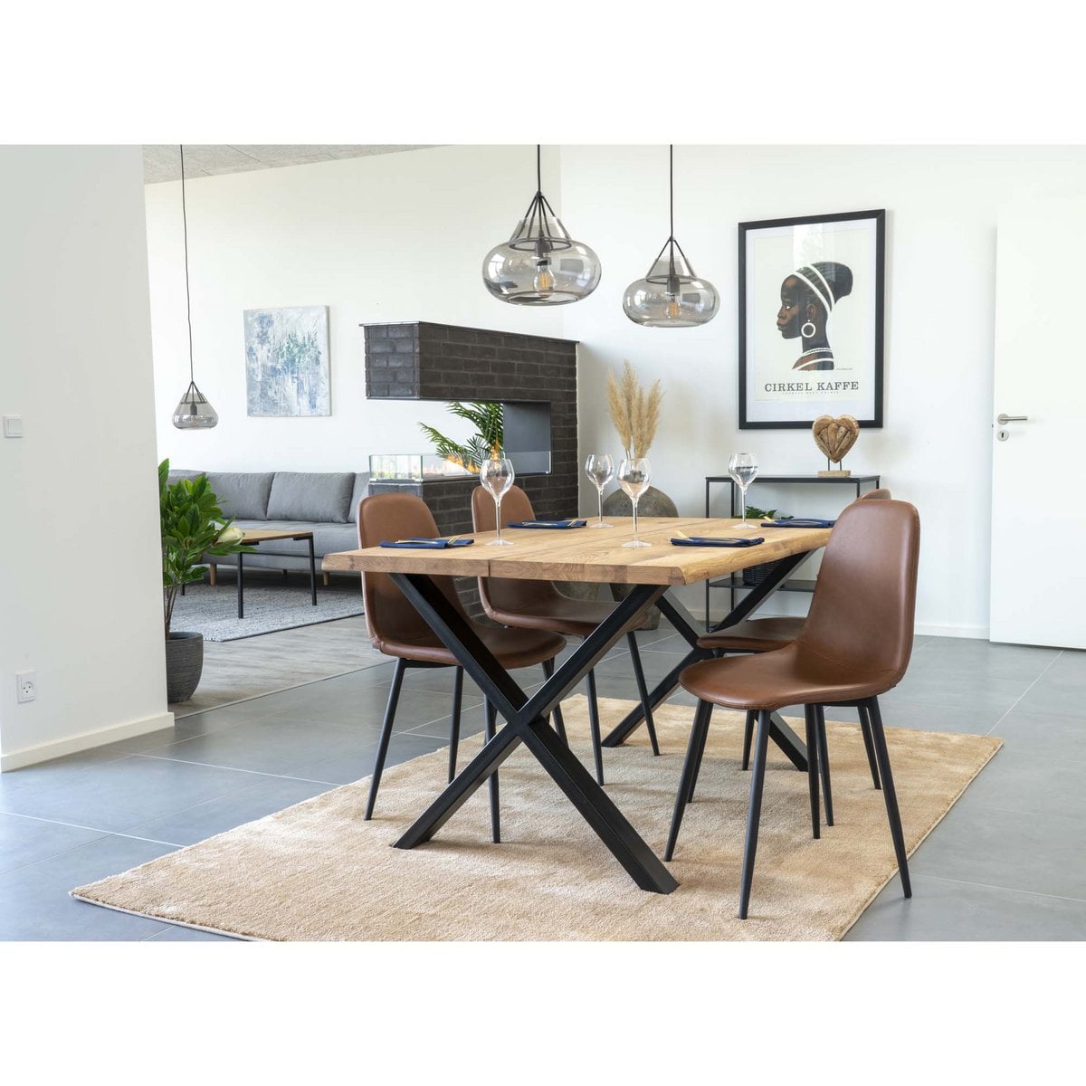 Vue latérale de la chaise Stockholm montrant le design moderne