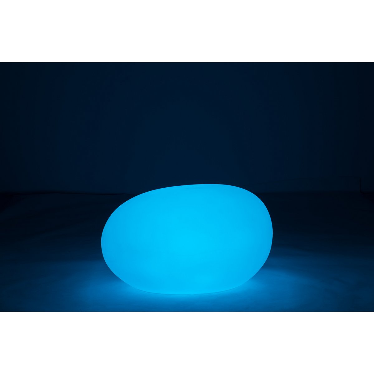Lampe J-Line allumée, diffusant une lumière blanche douce