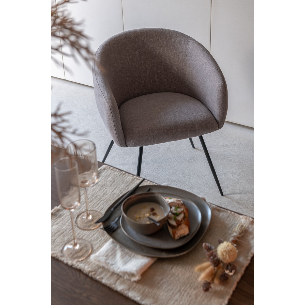 Chaise Wales J-Line avec accessoires de décoration