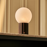 Lampe de table rechargeable en bois foncé marron