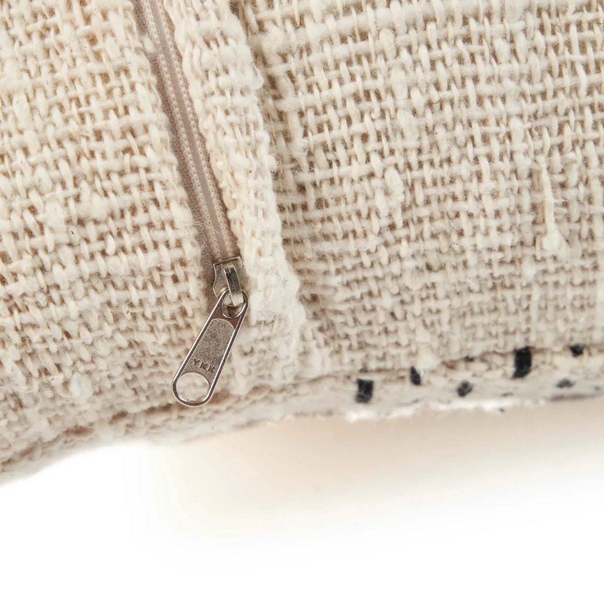 Housse de coussin Misty sur un lit élégant
