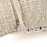 Housse de coussin Misty sur un lit élégant