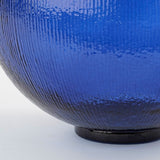 Vase Firenza bleu foncé dans un intérieur chic