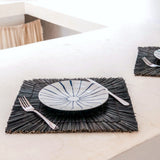 Set de table Varna en jonc de mer noir, élégant et pratique.