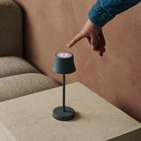 Lot de 8 lampes de table rechargeables grises avec station