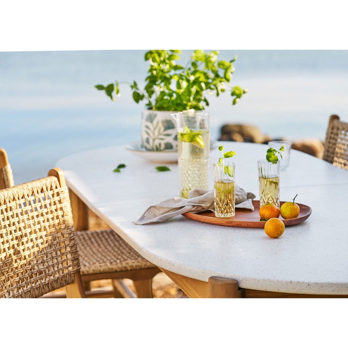 Plateau blanc avec accessoires de table, mise en scène élégante