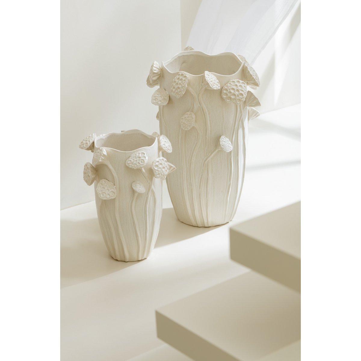 Vase Botanics Lotus J-Line en céramique beige, vue avant