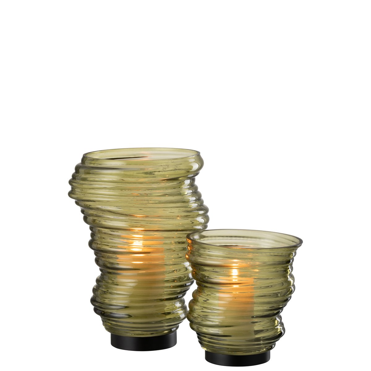 Vase Tornado sur une table, ajoutant une touche de couleur à l'intérieur