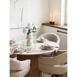 Assiette Viola en céramique beige avec des couverts