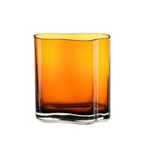 Vase en verre ambre avec composition florale