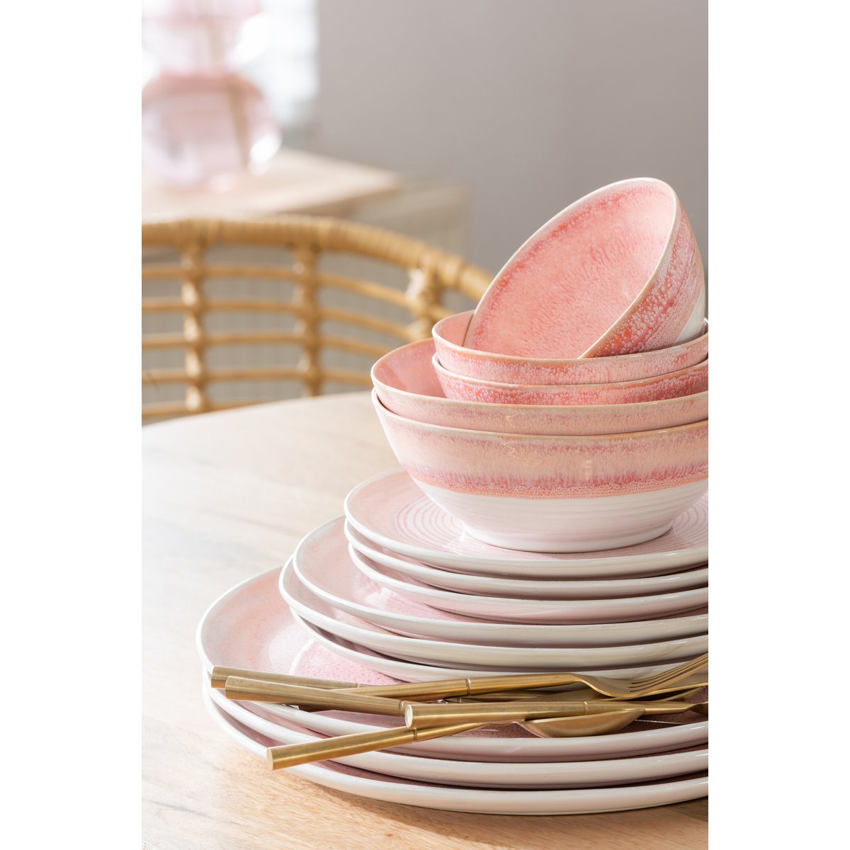 Détail de l'assiette J-Line Lara en porcelaine saumon - finition brillante
