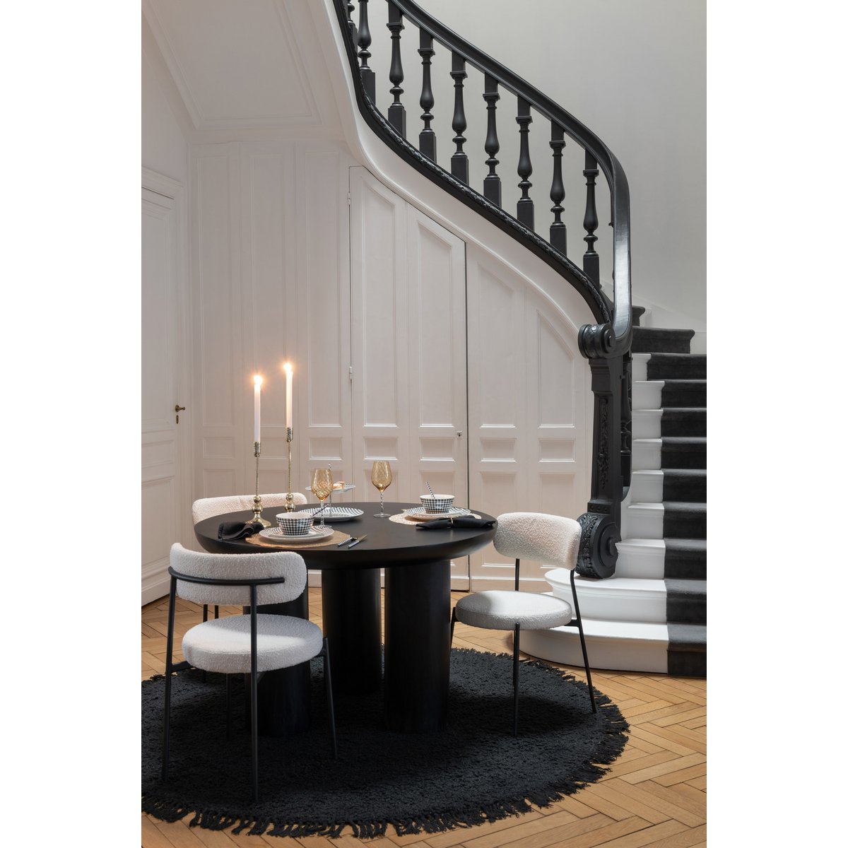 Chaise J-Line dans un cadre de cuisine moderne, style épuré