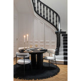 Chaise J-Line dans un cadre de cuisine moderne, style épuré