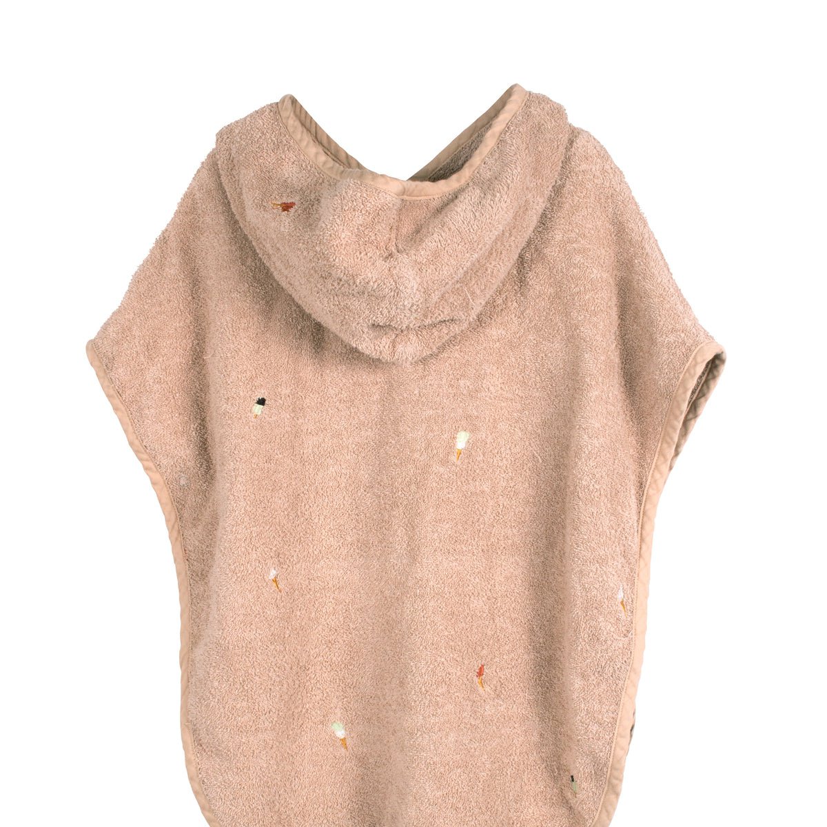 Détails des broderies de glaces sur le poncho de plage OYOY