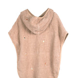 Détails des broderies de glaces sur le poncho de plage OYOY