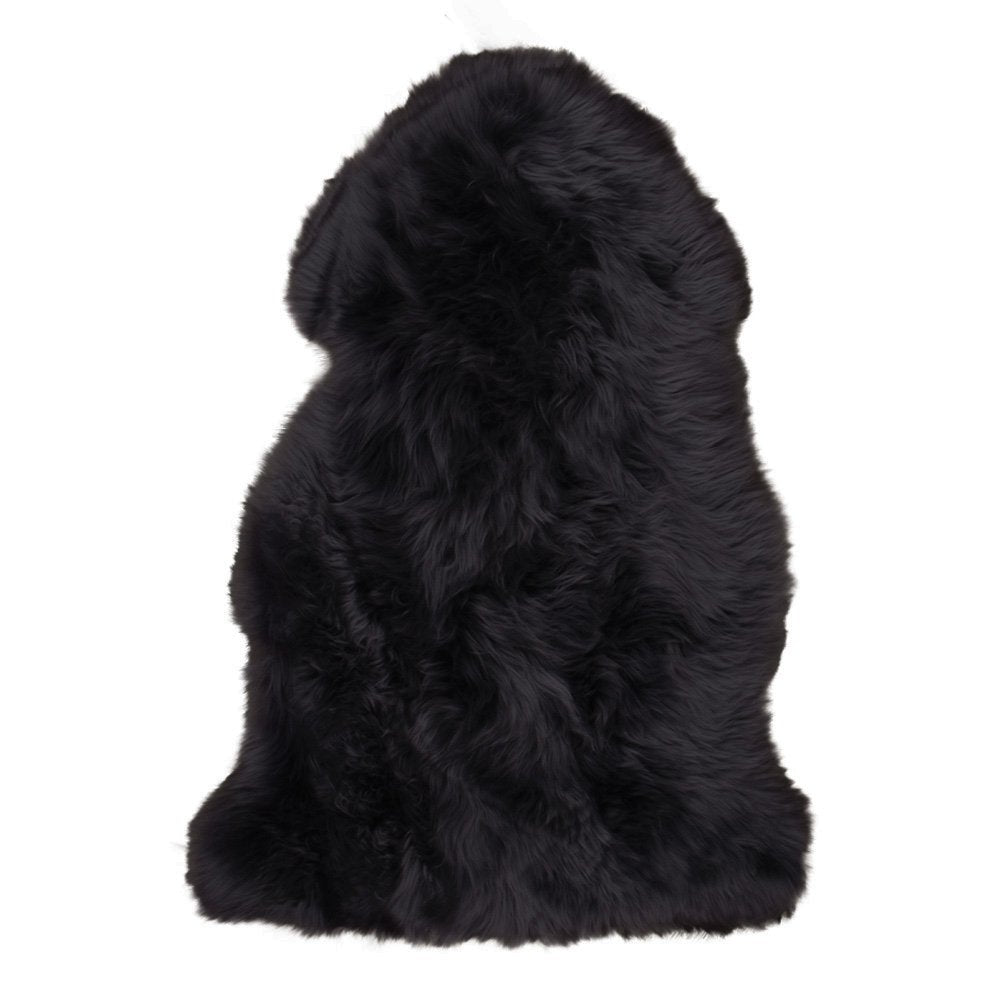 Tapis peau d'agneau noir dans un coin salon moderne
