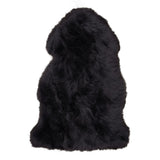 Tapis peau d'agneau noir dans un coin salon moderne