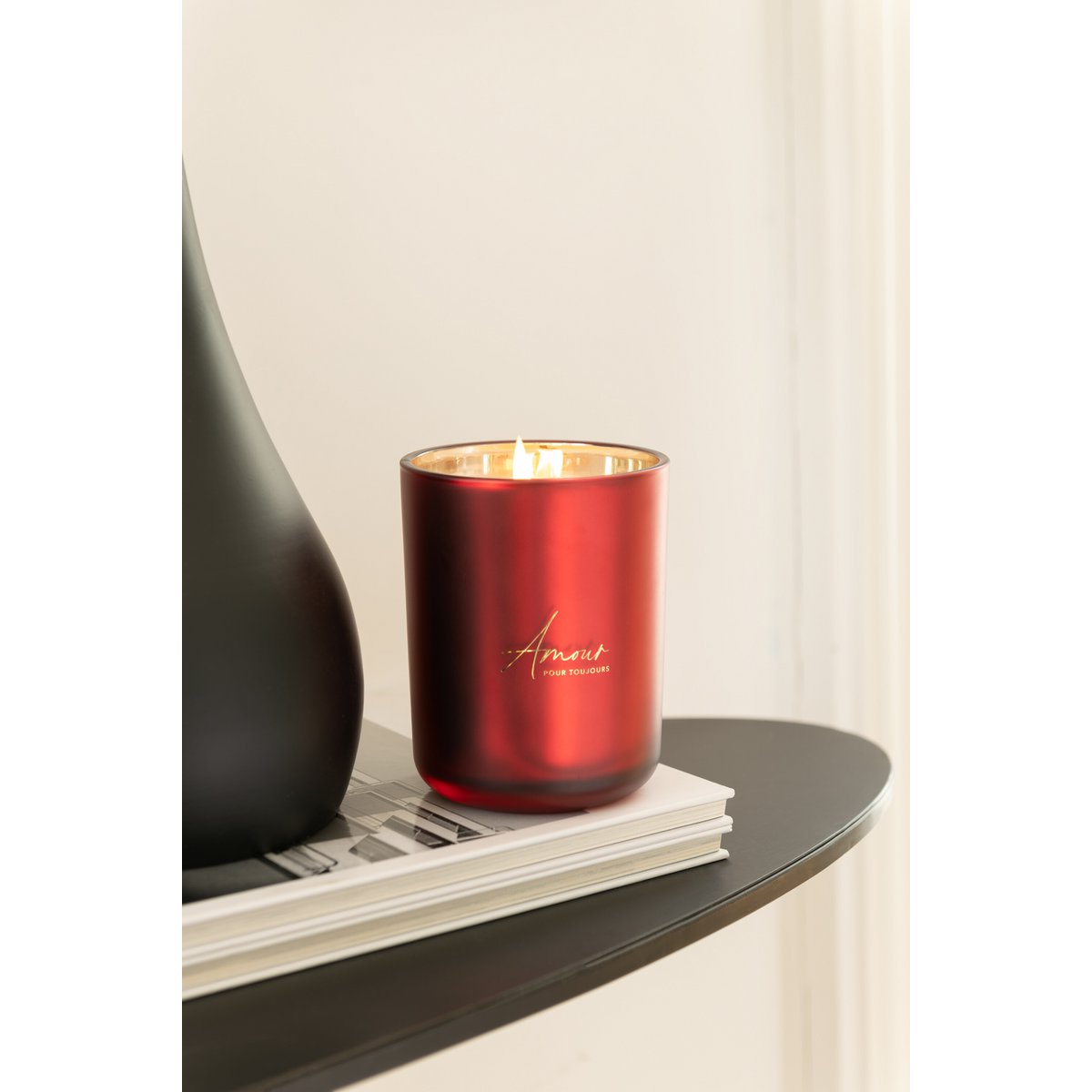 Bougie parfumée J-Line Amour en verre rouge, parfum mimosa et rose.