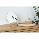 Détail de la base en travertin du miroir de table