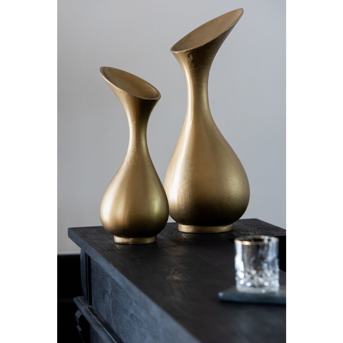 Vase Olivia J-Line en aluminium doré, élégant et moderne