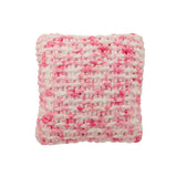 Coussin J-Line tricoté dans un salon moderne, ambiance chaleureuse
