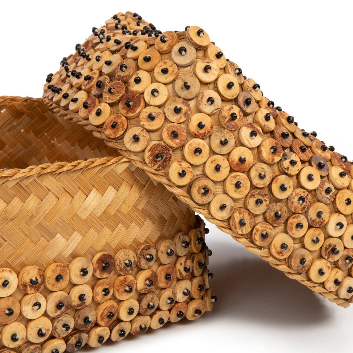 Panier en coque de coco sur une table en bois