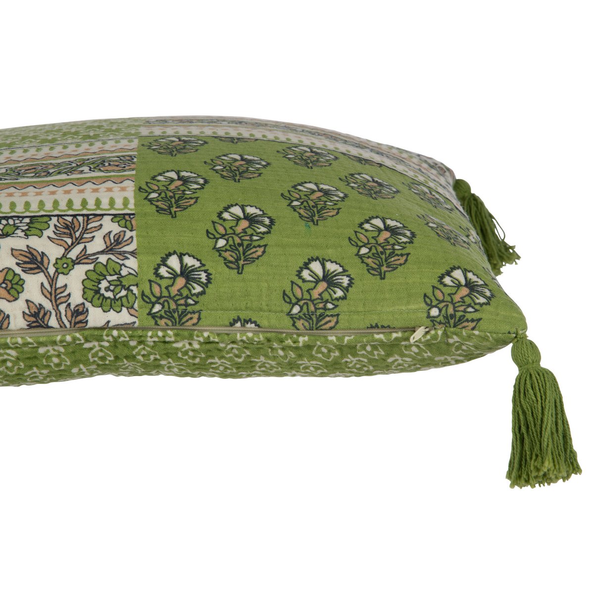 Vue de près du coussin J-Line montrant les pompons décoratifs