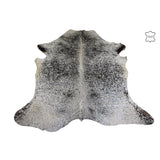 Détail du motif noir et blanc du tapis en cuir de vache