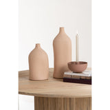 Détail du vase J-Line Enya Bottle, céramique beige, sur table