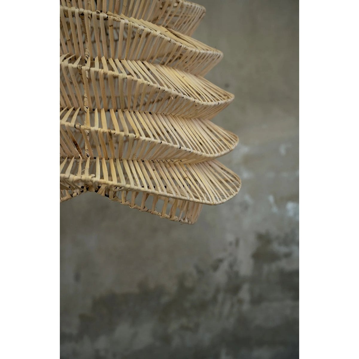 Pendentif The Good Vibes en rotin naturel, design élégant et chaleureux