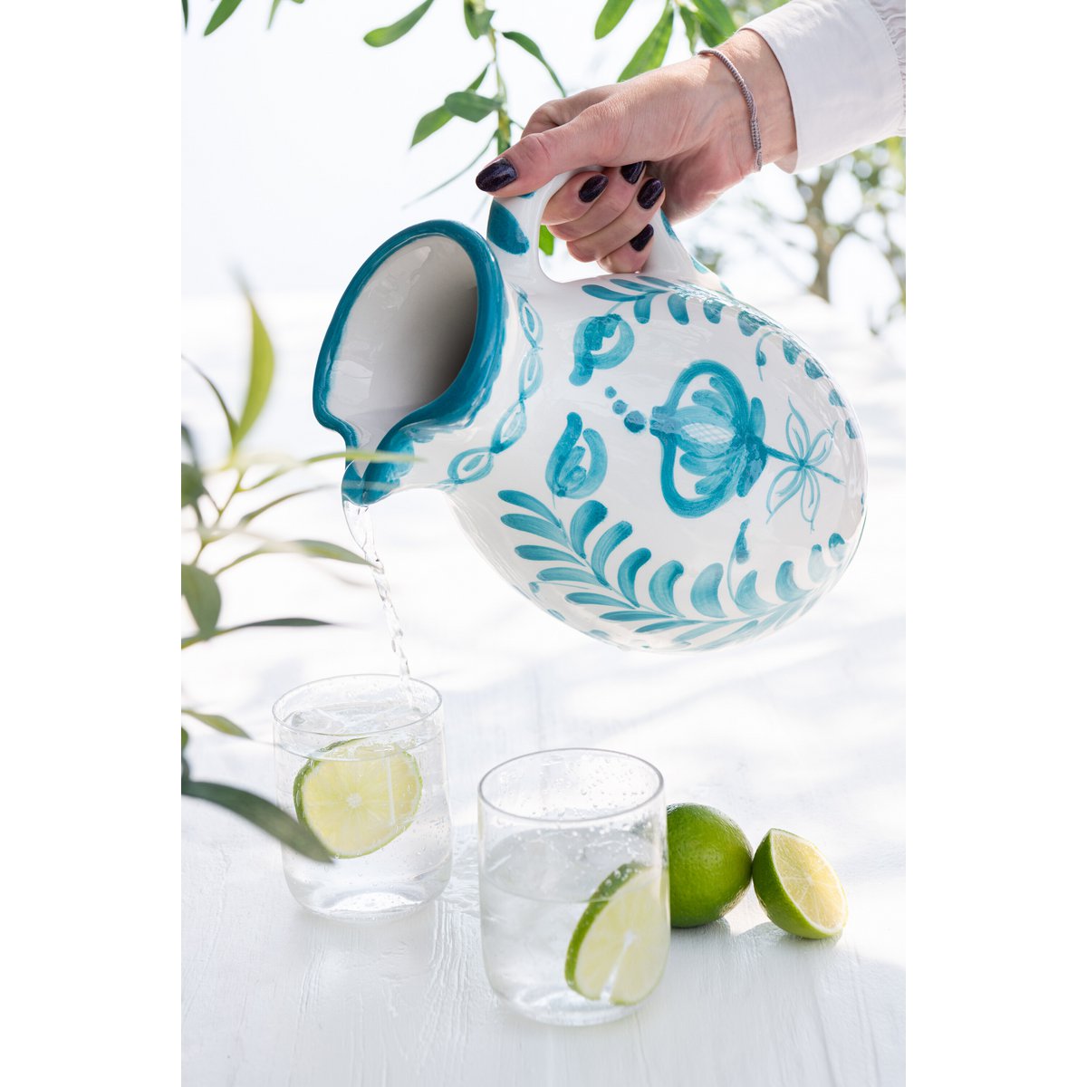 Jug Grenade J-Line sur une table, ajoutant une touche bohème à la décoration