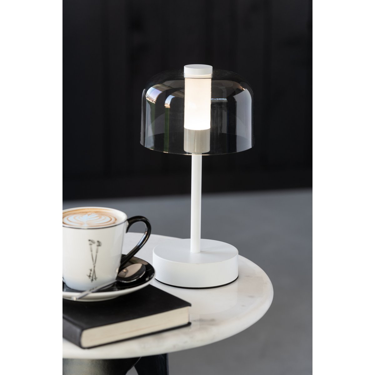 Lampe J-Line Woa sur une table de nuit