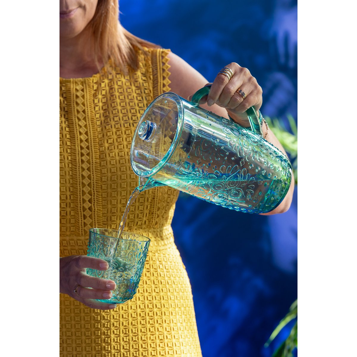 Carafe J-Line en bleu aqua, mise en scène sur une table moderne