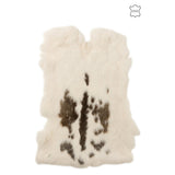 Peau de lapin J-Line disposée dans un salon bohème chic