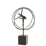Vue latérale de la sculpture gymnaste en poly marron, élégance moderne
