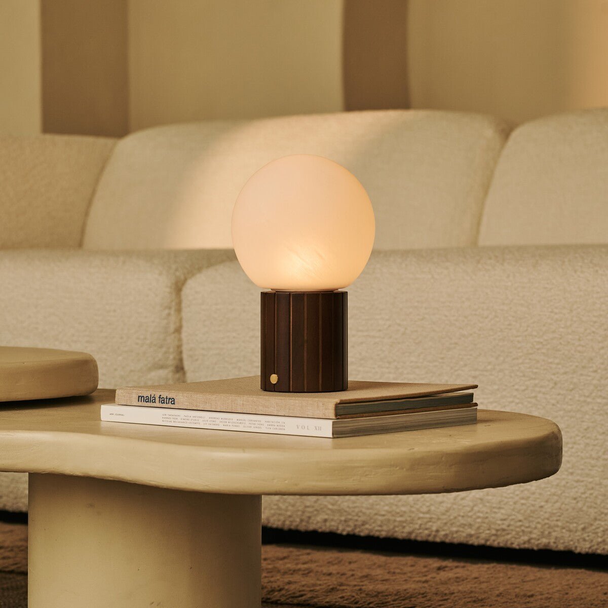 Lampe Nadine allumée avec lumière ambiante chaleureuse