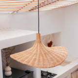 Vue de la lampe SAYAN en rotin, design élégant et chaleureux