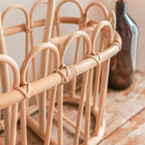 Panier KUNO placé à côté d'un canapé moderne