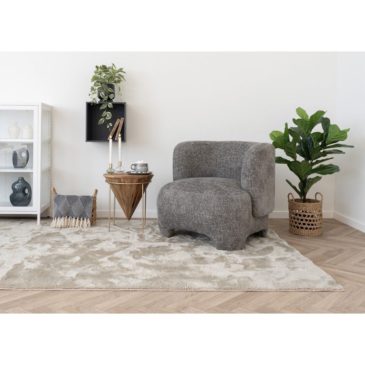 Plaid Izmir bleu plié sur un fauteuil élégant