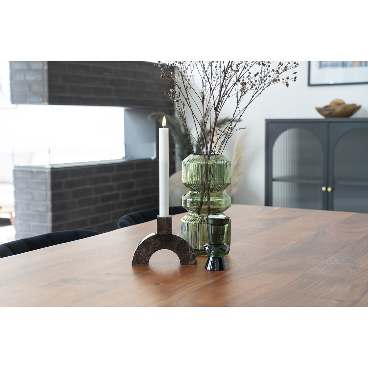 Vase en verre vert, intégré dans un décor moderne