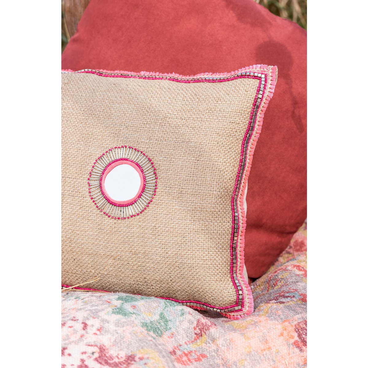 Coussin J-Line sur canapé, ajoutant une touche bohème