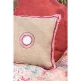Coussin J-Line sur canapé, ajoutant une touche bohème
