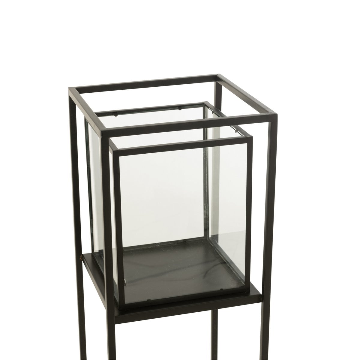 Lanterne J-Line illuminant une table de jardin