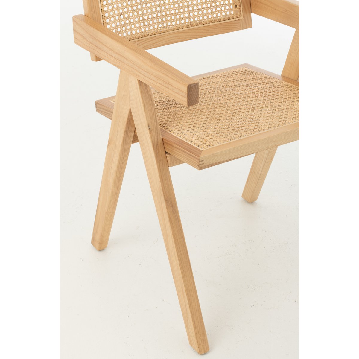 Vue latérale de la chaise Treillis J-Line en bois naturel