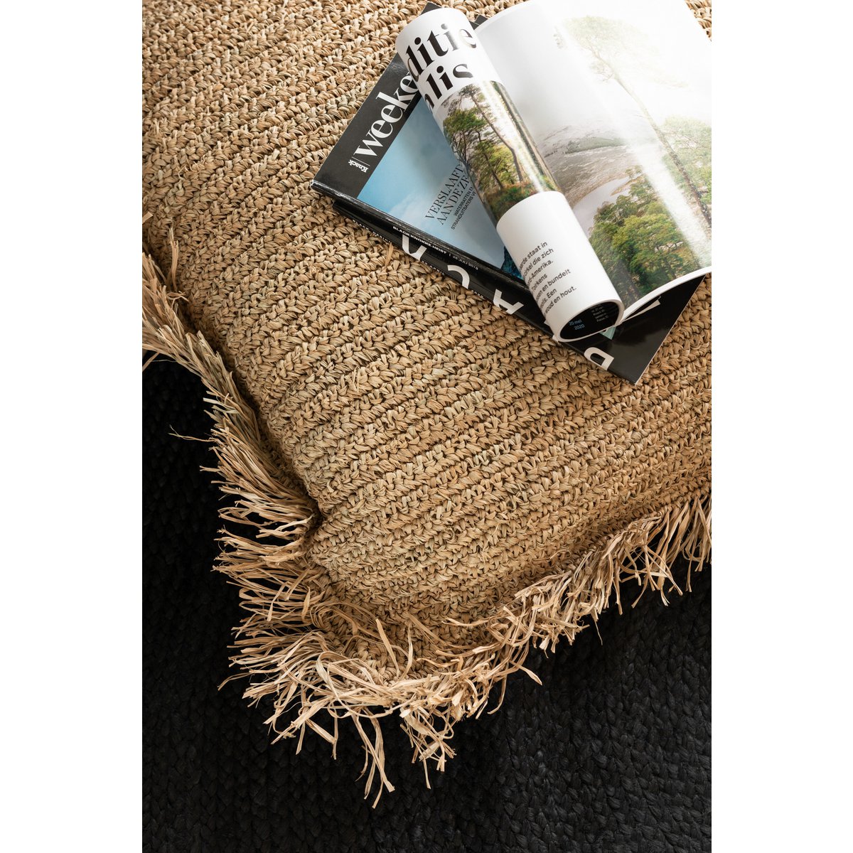 Détail du tissage en raphia du coussin J-Line