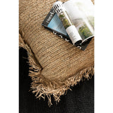 Détail du tissage en raphia du coussin J-Line