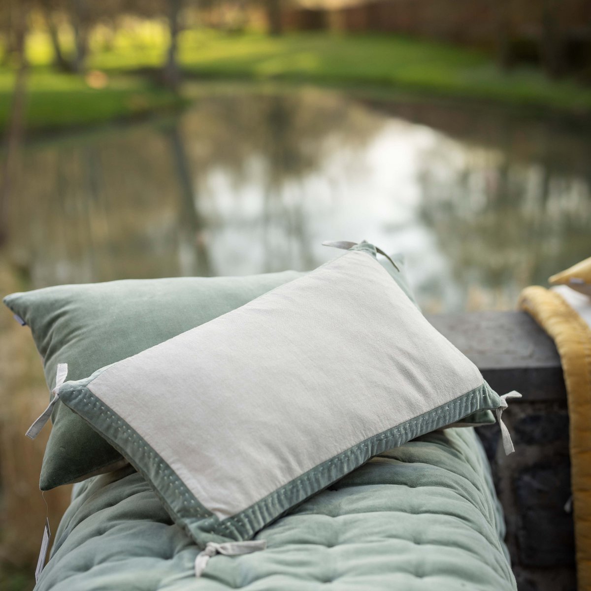 Coussin Elise Chambray Verveine - mise en scène dans une chambre