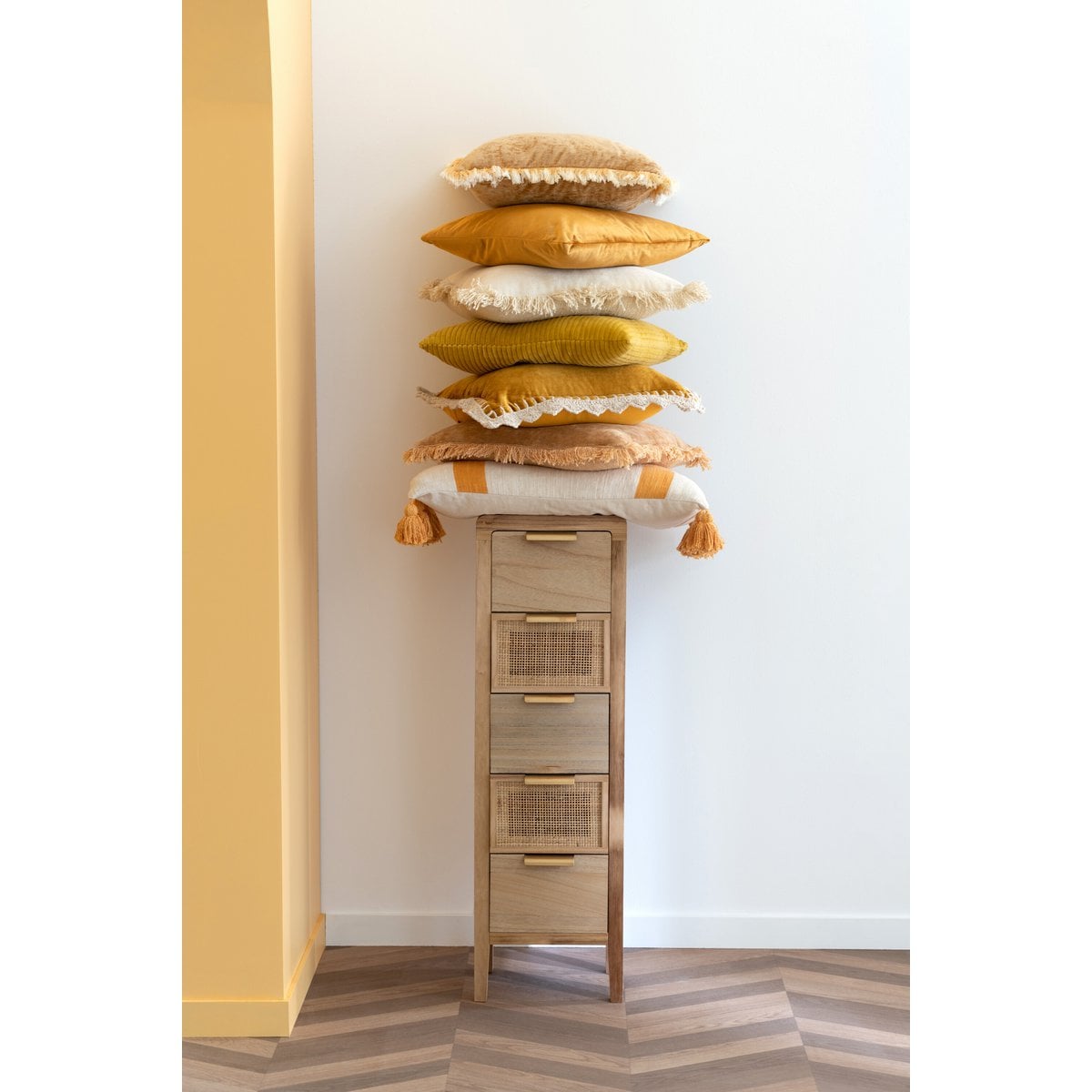 Coussin J-Line Franges en coton et velours ocre, détail des franges