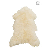 Détail du tapis J-Line en fourrure blanche, texture luxueuse