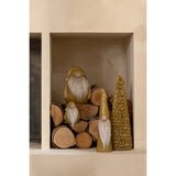 Détail de la figurine Gnome J-Line en porcelaine ocre sur fond neutre